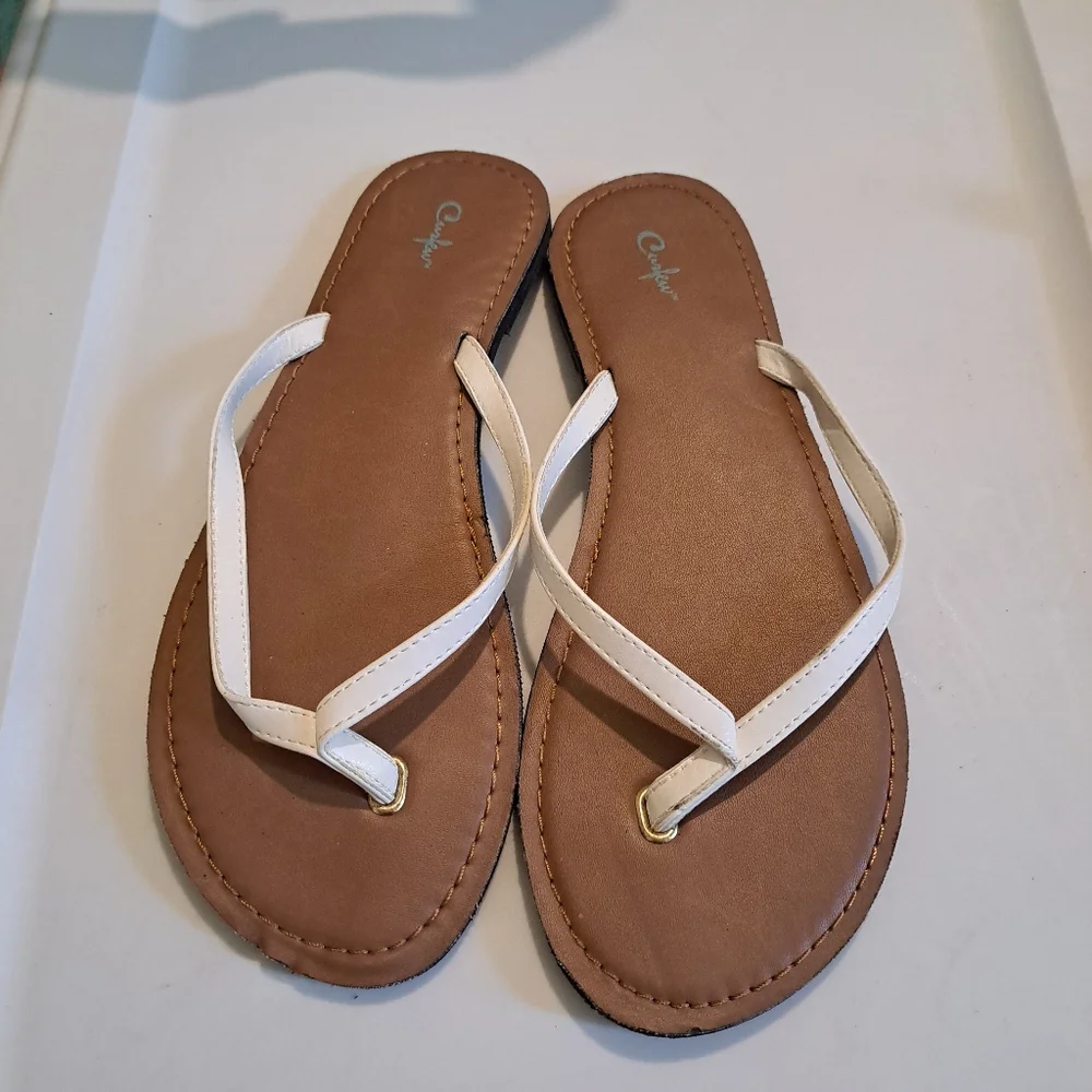 Curfew White Thong Sandals Size 9